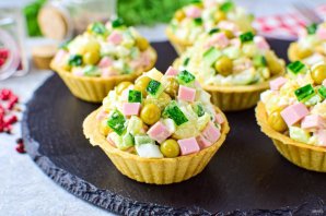 Тарталетки с салатом "Оливье" Тарталетки с салатом "Оливье"