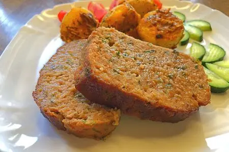 Голландский мясной рулет с картофельным гарниром Голландский мясной рулет с картофельным гарниром