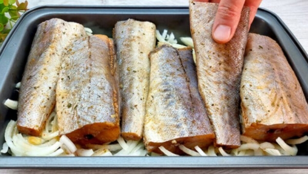 Минтай больше не жарю, а готовлю только так. Вкусный и полезный ужин для всей семьи Минтай больше не жарю, а готовлю только так. Вкусный и полезный ужин для всей семьи