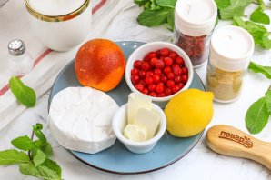 Жареный камамбер с брусничным соусом Жареный камамбер с брусничным соусом