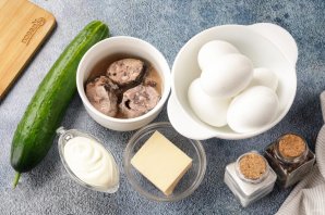 Салат с тунцом, сыром и огурцом Салат с тунцом, сыром и огурцом