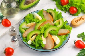 Салат с копченой треской и авокадо Салат с копченой треской и авокадо