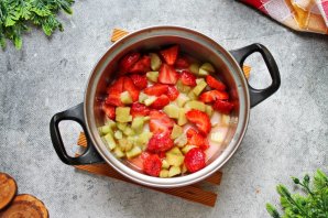 Пирог с клубникой и ревенем