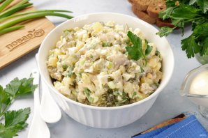 Салат со скумбрией и соленым огурцом Салат со скумбрией и соленым огурцом