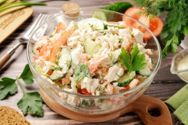 Салат с курицей, помидором и огурцом Салат с курицей, помидором и огурцом