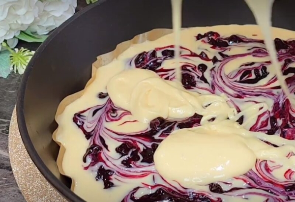 Вкуснее, чем Шарлотка. Ароматный и нежный пирог без миксера с ягодной начинкой Вкуснее, чем Шарлотка. Ароматный и нежный пирог без миксера с ягодной начинкой