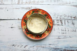 Слоеный салат с копченой курицей и колбасным сыром Слоеный салат с копченой курицей и колбасным сыром