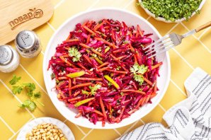 Салат из свежей моркови и свеклы