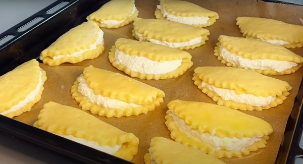 Готовятся из самых простых продуктов: как испечь сочни с творогом, которые будут нежнее, чем в дорогой кондитерской Готовятся из самых простых продуктов: как испечь сочни с творогом, которые будут нежнее, чем в дорогой кондитерской
