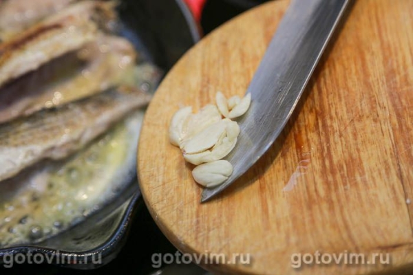 Кефаль, жаренная с апельсином и чесноком