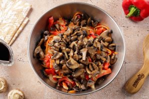 Фунчоза с курицей и шампиньонами Фунчоза с курицей и шампиньонами