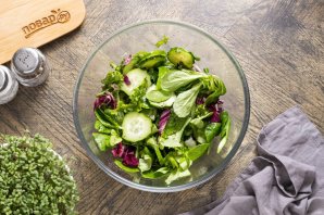 Салат из зелени и огурцов Салат из зелени и огурцов