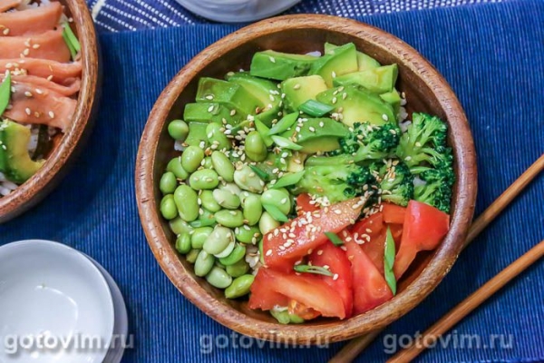 Поке-боул с бобами эдамаме, брокколи и авокадо Поке-боул с бобами эдамаме, брокколи и авокадо