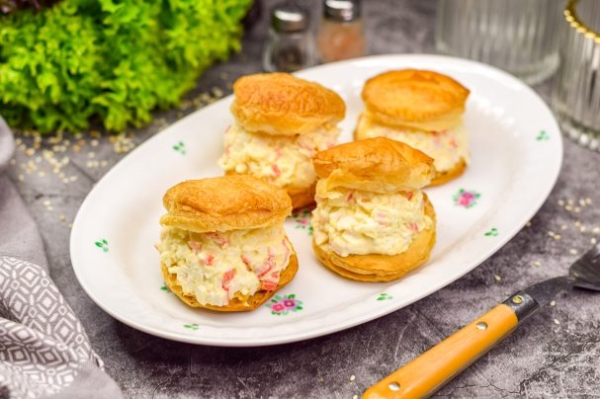 Закуска "Ракушки" из слоёного теста с крабовыми палочками Закуска "Ракушки" из слоёного теста с крабовыми палочками