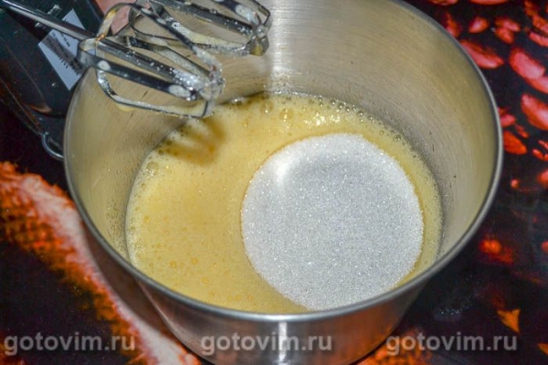 Пирог на кефире с клубникой