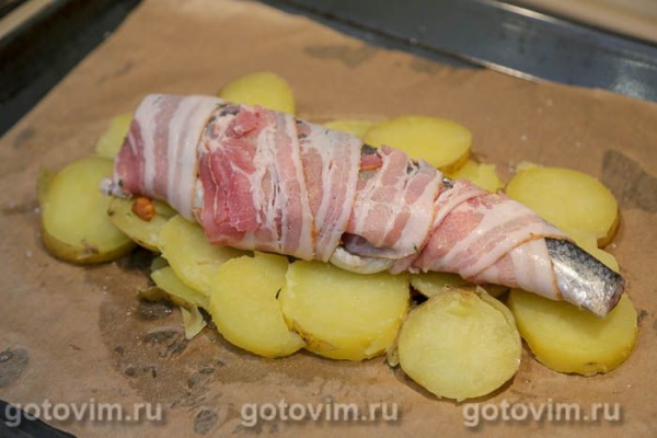 Судак, фаршированный жареными лисичками в беконе Судак, фаршированный жареными лисичками в беконе