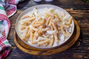 Салат из кальмаров с яйцом, огурцом и кукурузой Салат из кальмаров с яйцом, огурцом и кукурузой