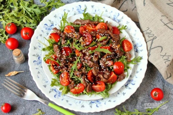 Теплый салат из рукколы и говядины Теплый салат из рукколы и говядины