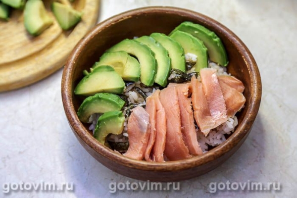 Поке с красной рыбой и авокадо