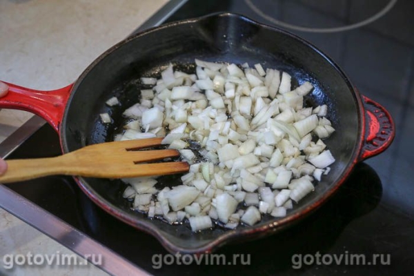 Жареная куриная печень с луком и яйцом