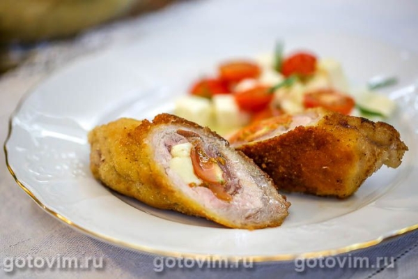 Мясные рулетики в панировке с моцареллой и помидорами Мясные рулетики в панировке с моцареллой и помидорами