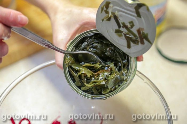 Салат из свеклы с морской капустой и соленой форелью Салат из свеклы с морской капустой и соленой форелью