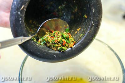 Мятая картошка с соусом мохо в духовке