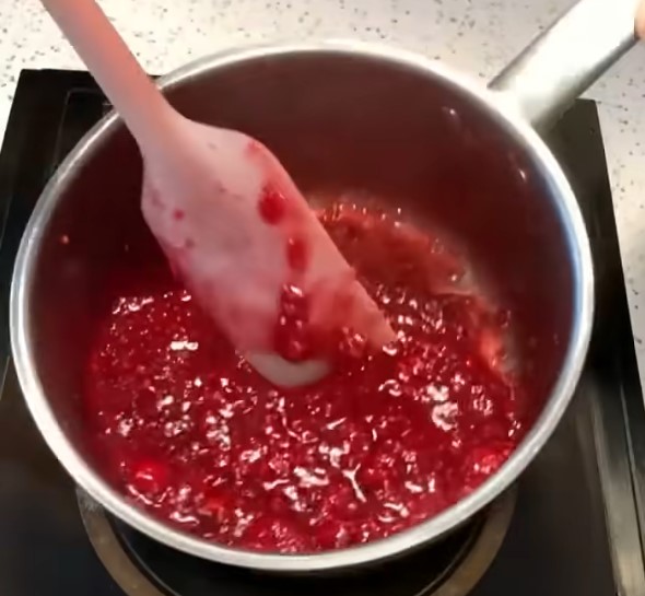 Ароматная и вкусная малиновая начинка в торт. Самое удачное сочетание: когда хочется лета и красивой подачи