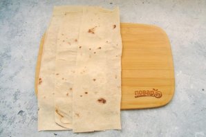 Треугольники из лаваша с начинкой из сыра и колбасы Треугольники из лаваша с начинкой из сыра и колбасы