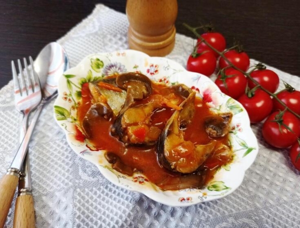 Тушеная сельдь с овощами и шампиньонами Тушеная сельдь с овощами и шампиньонами