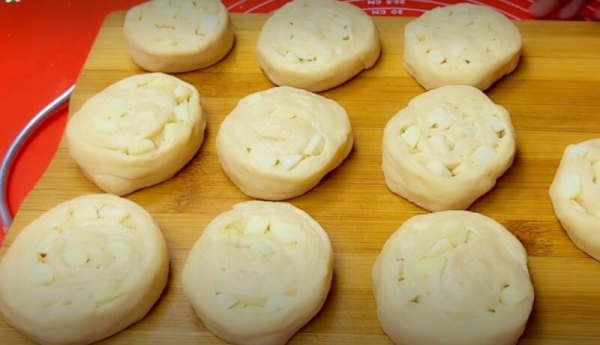 Беру 1 стакан кефира и готовлю целую гору вкуснятины. Необычные яблочные оладьи Беру 1 стакан кефира и готовлю целую гору вкуснятины. Необычные яблочные оладьи