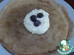 Блинная запеканка с творогом и вишней