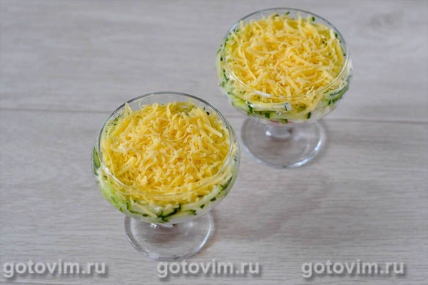 Порционный салат с ветчиной, огурцом и сыром (в креманках)