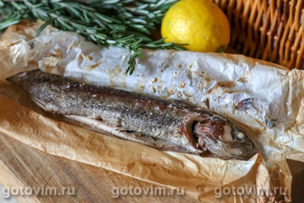 Форель, запеченная с морской солью в пергаменте