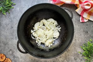 Говяжьи ребрышки в казане с луком Говяжьи ребрышки в казане с луком