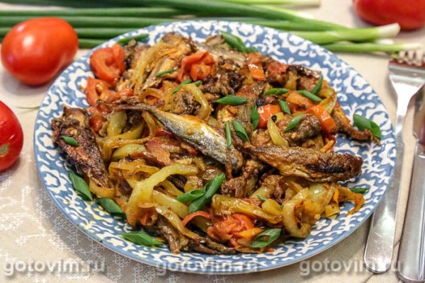 Черноморская ставридка, жаренная с овощами