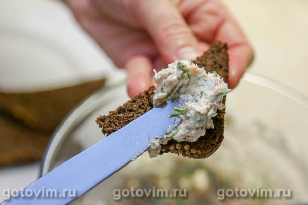 Тартинки с творожным сыром, красной рыбой и икрой Тартинки с творожным сыром, красной рыбой и икрой