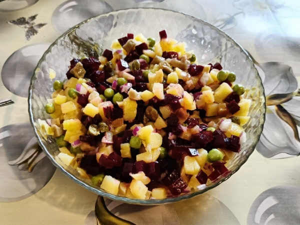 Винегрет с солеными груздями и свежим горошком Винегрет с солеными груздями и свежим горошком