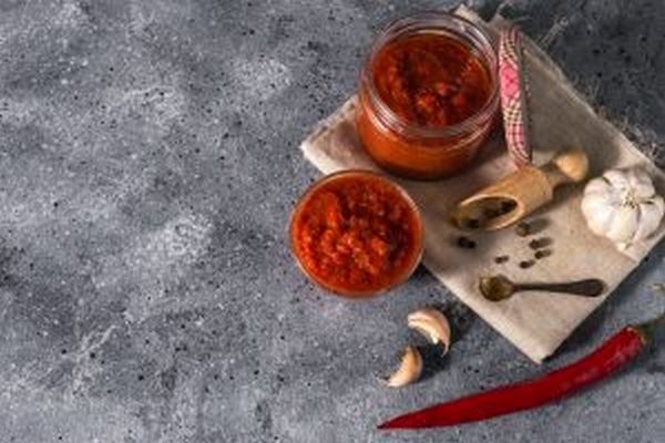 Острая аджика из помидоров с чесноком и острым перцем Острая аджика из помидоров с чесноком и острым перцем