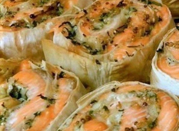 Запеченные рулеты с лососем в лаваше Запеченные рулеты с лососем в лаваше