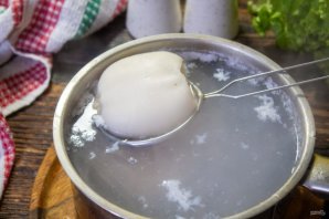 Салат из кальмаров с яйцом, огурцом и кукурузой Салат из кальмаров с яйцом, огурцом и кукурузой