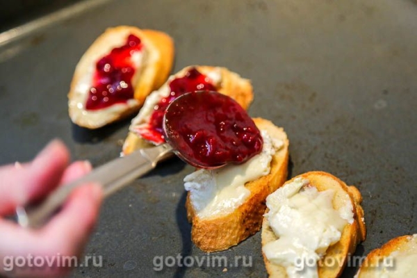 Брускетта с камамбером и клюквой Брускетта с камамбером и клюквой