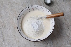 Заливной пирог с консервированной рыбой