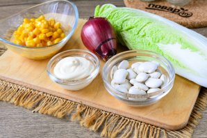 Салат с капустой, кукурузой и фасолью Салат с капустой, кукурузой и фасолью