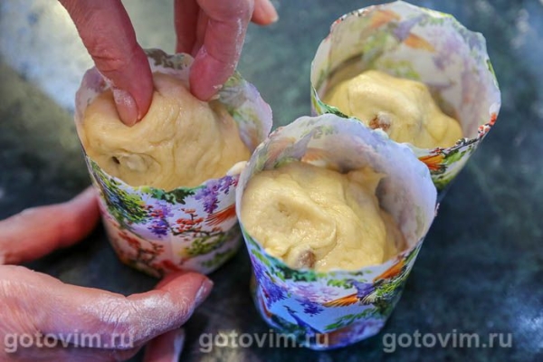 Кулич с изюмом и шоколадной начинкой Кулич с изюмом и шоколадной начинкой