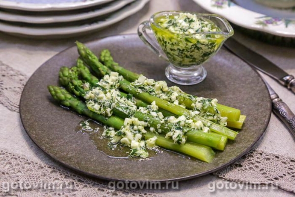 Спаржа с польским соусом