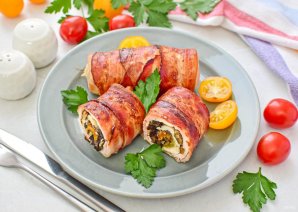 Куриные рулетики в беконе с грибами