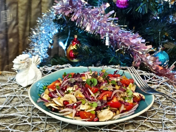 Салат из свежих шампиньонов с помидорами черри