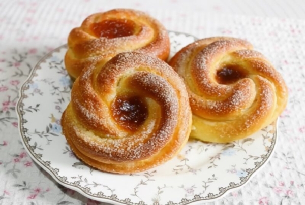 Сдобные булочки с повидлом: невероятная пышность, которая не осядет даже на следующий день