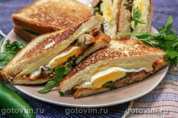 Сэндвич с колбасками и яйцом Сэндвич с колбасками и яйцом